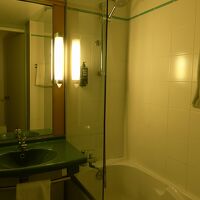 せまいバスルームだけれど、バスタブがあってうれしい