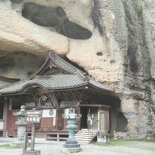 本堂に迫る岩壁
