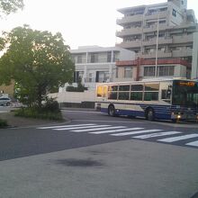 茶屋ヶ坂駅直結のバス停にやって来た市バスの様子