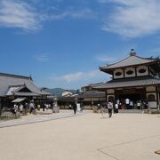 厳島神社のすぐ横