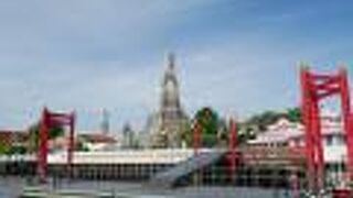 ワットアルンへは渡し船。。