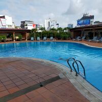 プールは大きく深い、ガゼボもGood