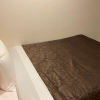 シングルルームのベッド。