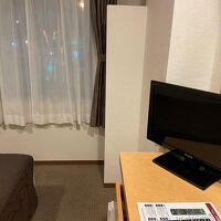 シングルルームのデスクとテレビ。