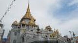 白く見ごたえのある建物