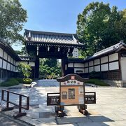 閑静な住宅街にある庭園