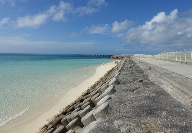 滑走路脇の海が驚くほど美しい