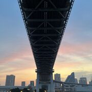 東京湾クルーズでマジックアワーの美しいレインボーブリッジを
