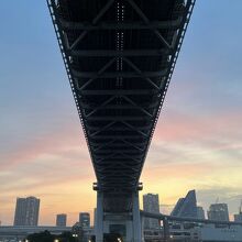 真下から見るレインボーブリッジ