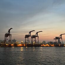 コンテナクレーン群