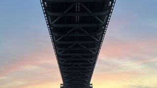 東京湾クルーズでマジックアワーの美しいレインボーブリッジを