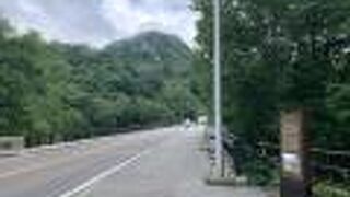 現存する北海道内のコンクリートアーチ橋では最も古く、32mのアーチスパンは最も大きい