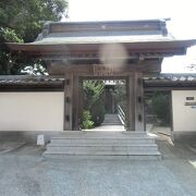 鎌倉や藤沢らしい、崖の脇のお寺　