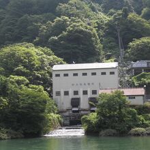 左手に大牧発電所が見えるとまもなく大牧温泉到着