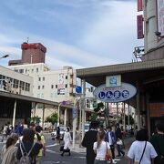 青森駅前のアーケード商店街。