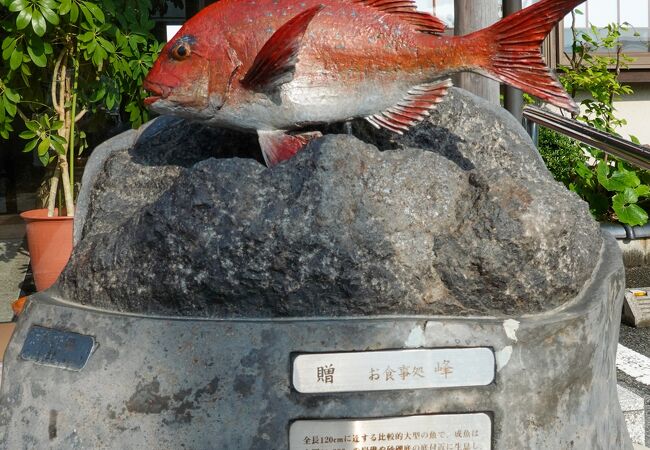 おさかなロード（まだい）の色鮮やかな真鯛モニュメントが設置されたお店