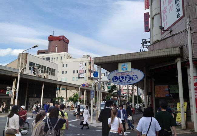 青森駅前のアーケード商店街。