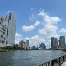 隅田川上流方面の遊歩道と風景