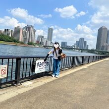 隅田川名板と記念撮影と上流方面の風景