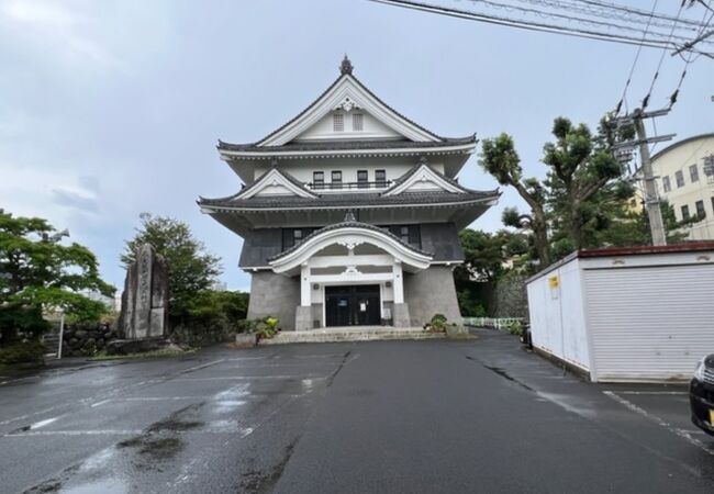 福江城跡にあります！