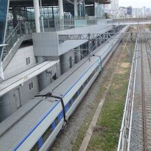 下を覗いてみたらKTXかな？停まっていた