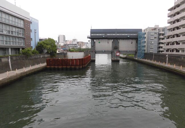 いかにも運河に造られた水門といった景観
