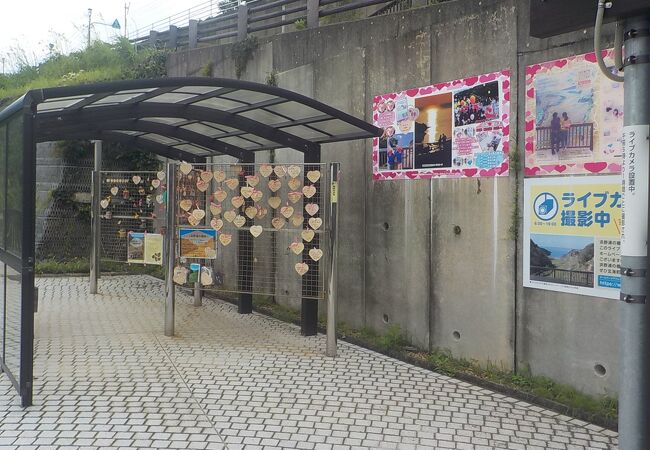 恋人たちが永遠の愛を誓う南京錠がたくさんかけてあります。