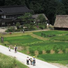 勇助の2階の窓からは涼しい風が吹き込む下に学校帰りの子供たち