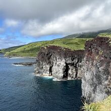 断崖絶壁です。柵もないので注意が必要です。