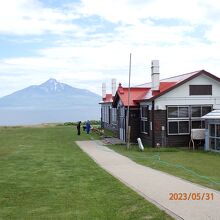 北のカナリアパークの建物と利尻富士