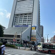 中野駅を降りてからの建物外観