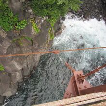 ６吊橋の上、波が打ち寄せる