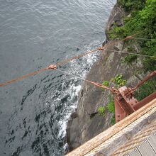 ７吊橋の上、崖「柱状節理」