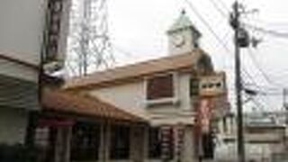 時計が目印のお店