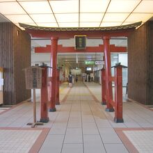 ４上越新幹線燕三条駅にあるミニチュア大鳥居、先は弥彦駅入口