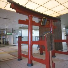 ５上越新幹線燕三条駅にあるミニチュア大鳥居