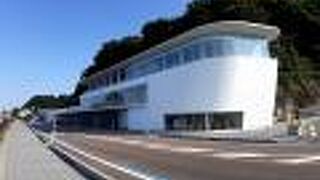 雨晴海岸を一望できる道の駅。駐車場の数は少なめ