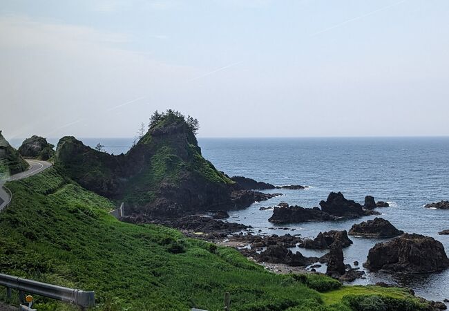 特に奇岩と言うほどのものではないですが、季節によって、夕日が岩の窓を通る瞬間が有るようです。