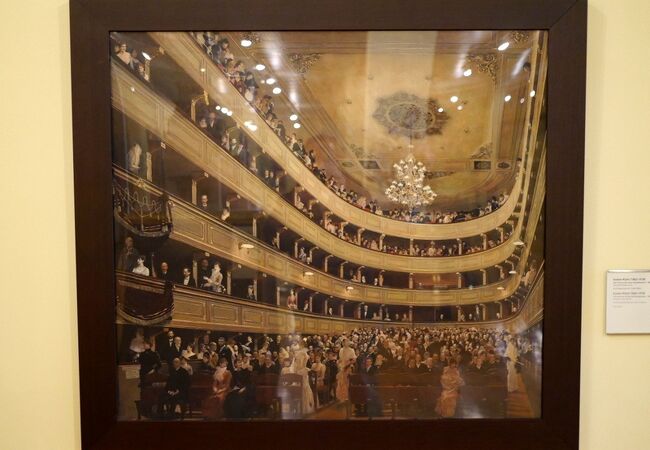 絵画も少ないながらも逸品が揃う、中でもクリムトの描いた「ブルク劇場の観客席」は興味深い