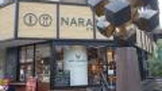 三条通のほぼ中央。広い通りをの交差点の角にある。カフェが穴場です。