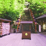 勝浦の海を一望できるベストスポットにある神社。
