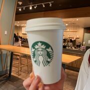 ハワイ1号店でピスタチオラテ　スターバックス