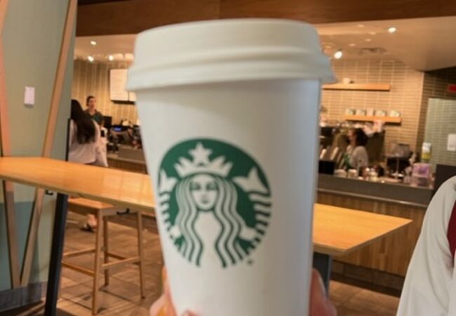 ハワイ1号店でピスタチオラテ　スターバックス