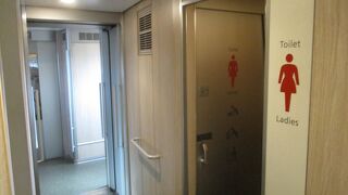 女性専用のトイレと洗面所がある