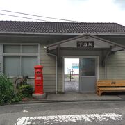 沈む夕日がたちどまる駅　