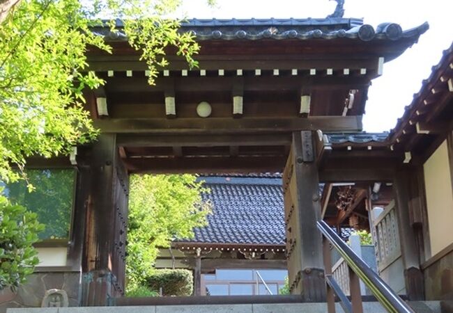 初代中村歌右衛門の墓があり、成駒屋の前は加賀屋だったのです