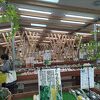 新鮮な野菜や果物を販売　