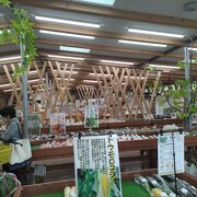 新鮮な野菜や果物を販売　