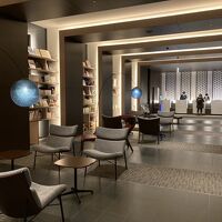 ロビーに貸し出し用の本