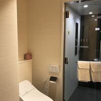 独立した浴室とトイレ